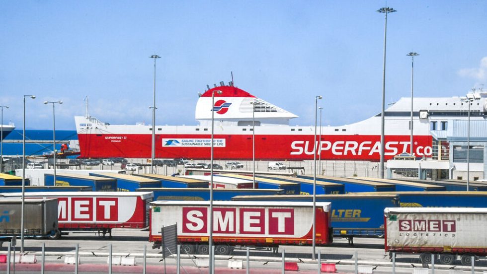 ploia adriatiki limani patras